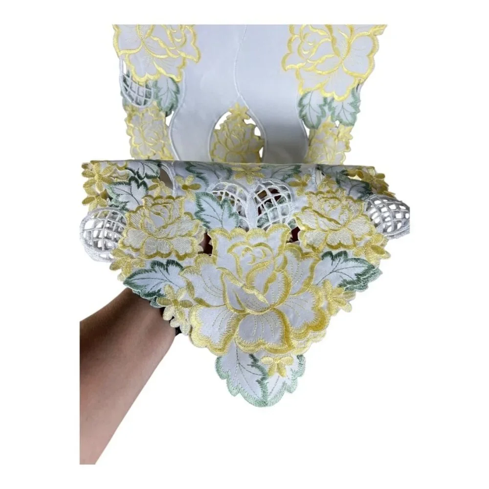 NWT‎ Embroidered Yellow Rose Table Runner